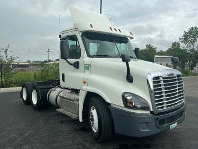 Freightliner Cascadia 125 Day Cab Truck - 450HP, 12 Speed Automatic