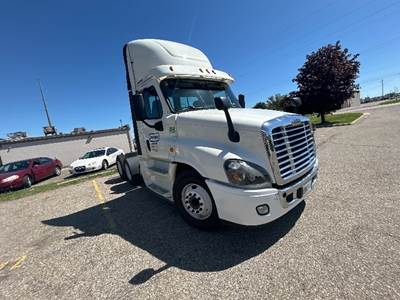 Freightliner Cascadia 125 Day Cab Truck - 450HP, 12 Speed Automatic