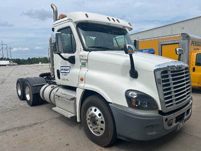 Freightliner Cascadia 125 Day Cab Truck - Cummins 500HP, 13 Speed Manual