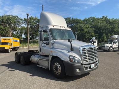 Freightliner Cascadia 125 Day Cab Truck - 505HP, 13 Speed Automatic