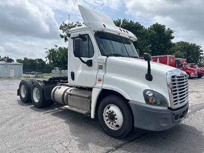 Freightliner Cascadia 125 Day Cab Truck - 450HP, 12 Speed Automatic