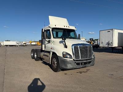 Freightliner Cascadia 125 Day Cab Truck - 435HP, 12 Speed Automatic