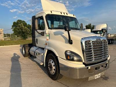 Freightliner Cascadia 125 Single Axle Day Cab Truck - 435HP, 12 Speed Automatic