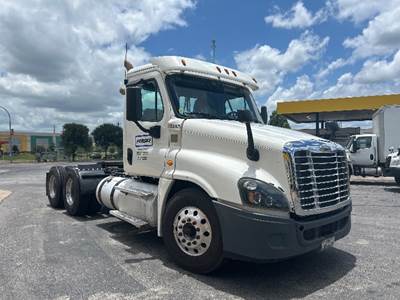 Freightliner Cascadia 125 Day Cab Truck - Cummins 450HP, 13 Speed Manual