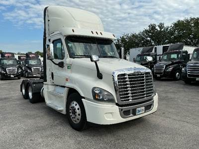 Freightliner Cascadia 125 Day Cab Truck - 455HP, 10 Speed Automatic