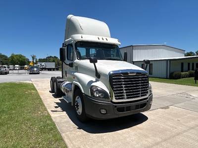 Freightliner Cascadia 125 Day Cab Truck - 435HP, 12 Speed Automatic