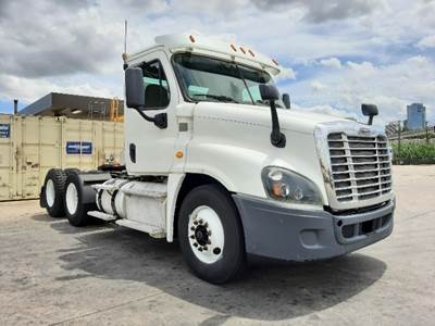 Freightliner Cascadia 125 Day Cab Truck - 455HP, 10 Speed Manual