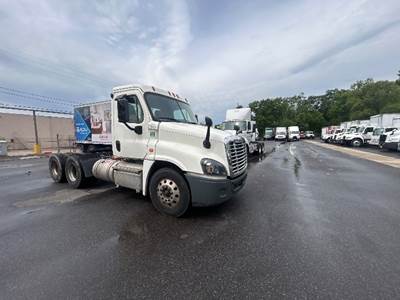 Freightliner Cascadia 125 Day Cab Truck - 435HP, 10 Speed Automatic
