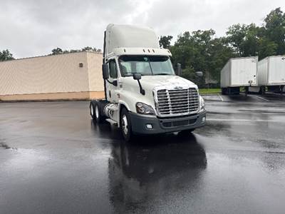 Freightliner Cascadia 125 Day Cab Truck - 435HP, 10 Speed Manual