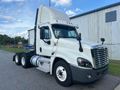 Freightliner Cascadia 125 Day Cab Truck - 435HP, 12 Speed Automatic