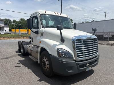 Freightliner Cascadia 125 Day Cab Truck - 435HP, 10 Speed Automatic