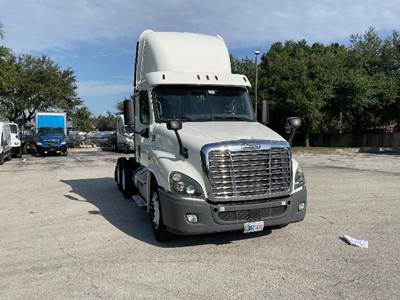 Freightliner Cascadia 125 Day Cab Truck - 435HP, 12 Speed Automatic