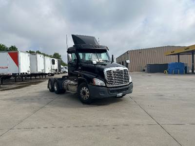 Freightliner Cascadia 125 Day Cab Truck - 455HP, 10 Speed Manual