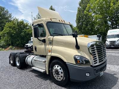 Freightliner Cascadia 125 Day Cab Truck - 475HP, 10 Speed Manual