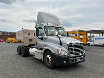 Freightliner Cascadia 125 Day Cab Truck - 505HP, 13 Speed Automatic