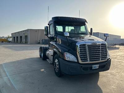 Freightliner Cascadia 125 Day Cab Truck - 455HP, 10 Speed Manual