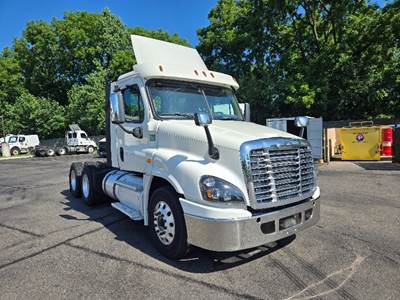 Freightliner Cascadia 125 Day Cab Truck - 435HP, 12 Speed Automatic