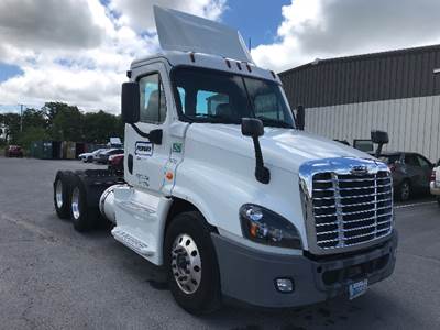 Freightliner Cascadia 125 Day Cab Truck - 435HP, 10 Speed Manual