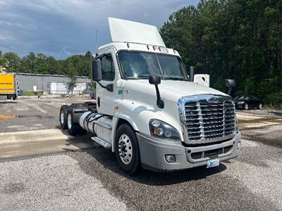 Freightliner Cascadia 125 Day Cab Truck - 455HP, 10 Speed Manual