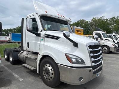 Freightliner Cascadia 125 Day Cab Truck - 455HP, 12 Speed Automatic