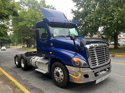 Freightliner Cascadia 125 Day Cab Truck - 435HP, 10 Speed Manual
