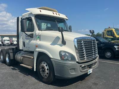 Freightliner Cascadia 125 Day Cab Truck - 435HP, 12 Speed Automatic
