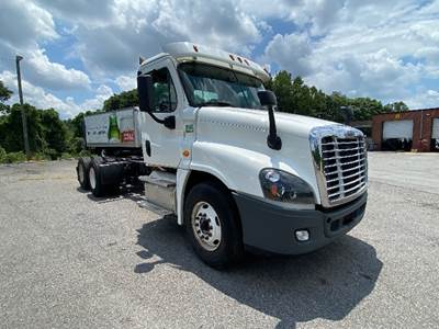 Freightliner Cascadia 125 Day Cab Truck - 455HP, 10 Speed Automatic