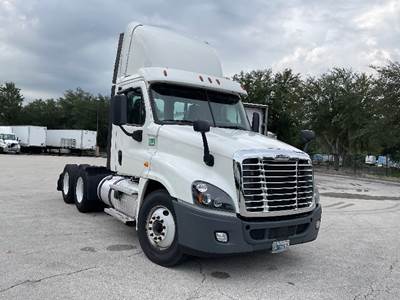 Freightliner Cascadia 125 Day Cab Truck - 435HP, 12 Speed Automatic