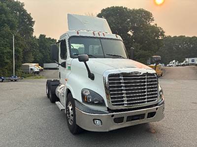 Freightliner Cascadia 125 Day Cab Truck - 455HP, 10 Speed Manual