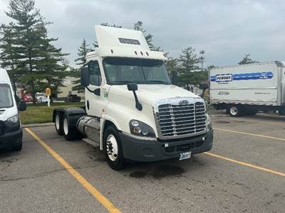 Freightliner Cascadia 125 Day Cab Truck - 435HP, 12 Speed Automatic