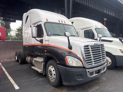 Freightliner Cascadia 125 Day Cab Truck - 475HP, 10 Speed Automatic