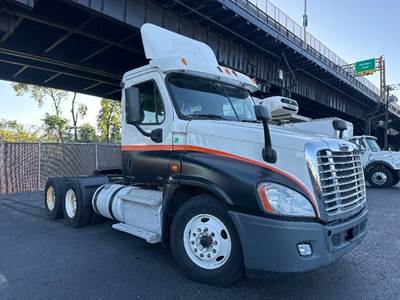 Freightliner Cascadia 125 Day Cab Truck - 435HP