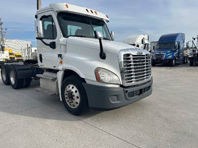 Freightliner Cascadia 125 Day Cab Truck - 410HP