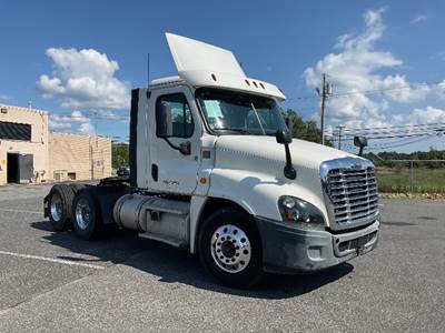 Freightliner Cascadia 125 Day Cab Truck - 435HP, 12 Speed Automatic