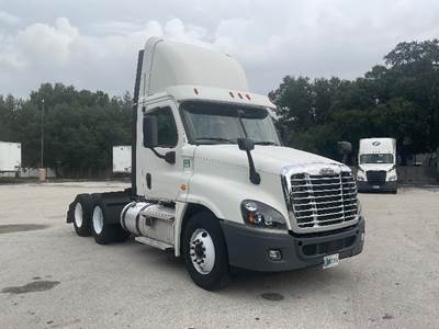 Freightliner Cascadia 125 Day Cab Truck - 435HP, 12 Speed Automatic
