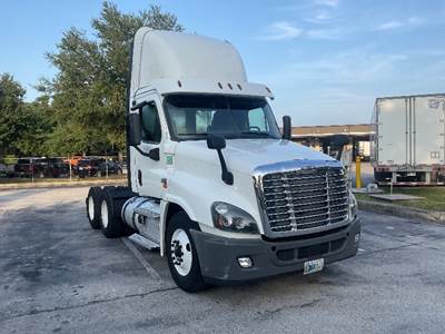 Freightliner Cascadia 125 Day Cab Truck - 435HP, 12 Speed Automatic