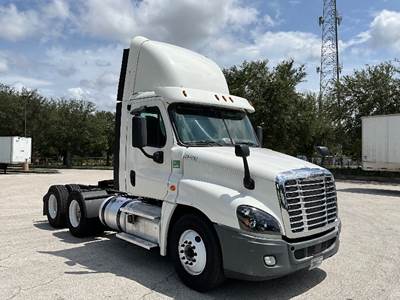 Freightliner Cascadia 125 Day Cab Truck - 435HP, 12 Speed Automatic