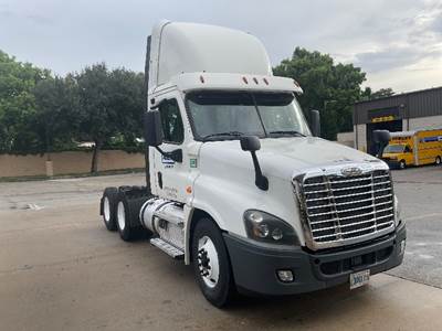 Freightliner Cascadia 125 Day Cab Truck - 435HP, 12 Speed Automatic