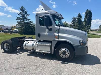 Freightliner Cascadia 125 Single Axle Day Cab Truck - 410HP, 12 Speed Automatic