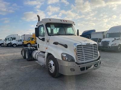 Freightliner Cascadia 125 Day Cab Truck - 435HP, 18 Speed Automatic