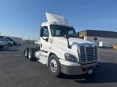Freightliner Cascadia 125 Day Cab Truck - 450HP, 12 Speed Automatic