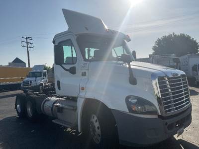Freightliner Cascadia 125 Day Cab Truck - 435HP, 12 Speed Automatic