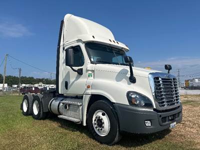 Freightliner Cascadia 125 Day Cab Truck - 435HP, 10 Speed Manual