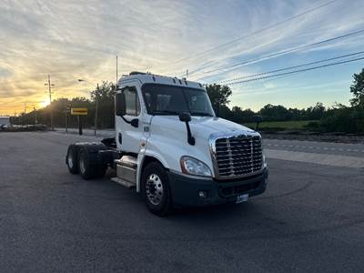 Freightliner Cascadia 125 Day Cab Truck - 455HP, 10 Speed Manual