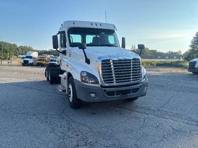 Freightliner Cascadia 125 Day Cab Truck - 455HP, 10 Speed Automatic