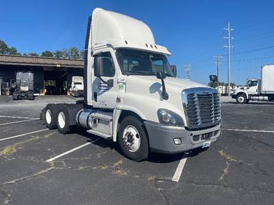 Freightliner Cascadia 125 Day Cab Truck - 435HP, 12 Speed Automatic