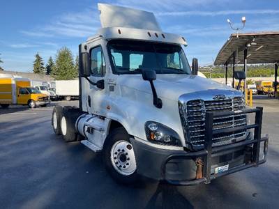 Freightliner Cascadia 125 Day Cab Truck - 435HP, 12 Speed Automatic