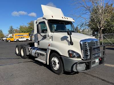 Freightliner Cascadia 125 Day Cab Truck - 455HP, 12 Speed Automatic