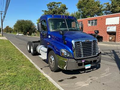 Freightliner Cascadia 125 Day Cab Truck - 435HP, 10 Speed Manual