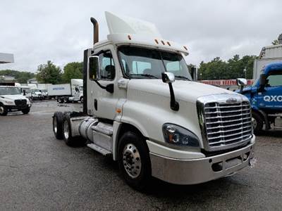 Freightliner Cascadia 125 Day Cab Truck - 435HP, 12 Speed Automatic